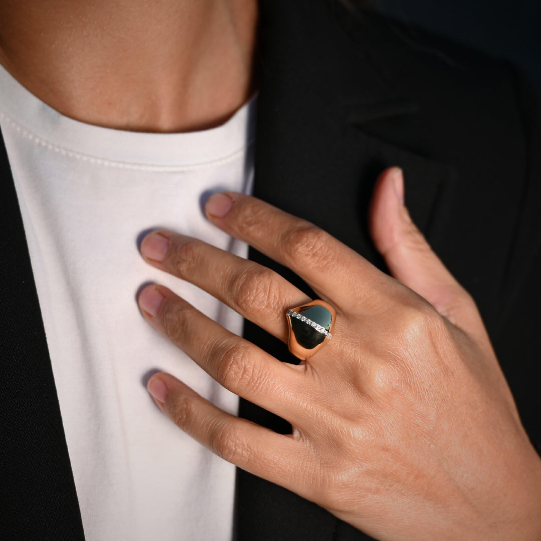 Kiss Signet Diamond Ridge Ring 18K