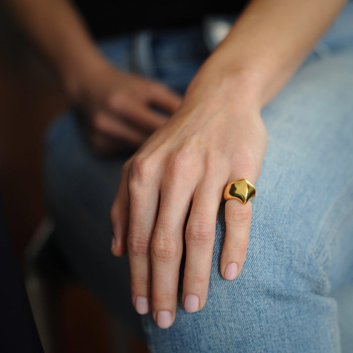 Kiss Signet Ring 18K